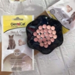 قرص اسنک GimCat مدل Skin & Coat Tabs برای تقويت پوست و مو و جلوگیری از ریزش مخصوص گربه با طعم شیر - 40 گرم